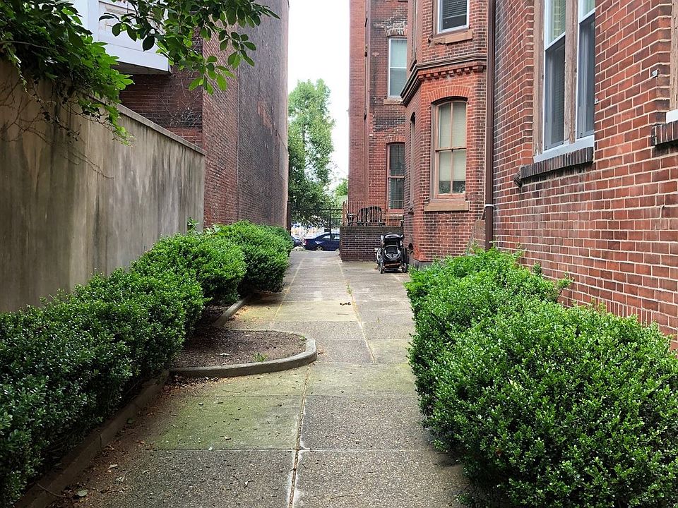 1806 courtyard