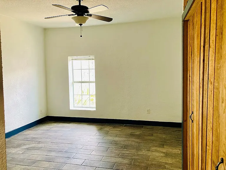 104 E Waco St — Photo 11