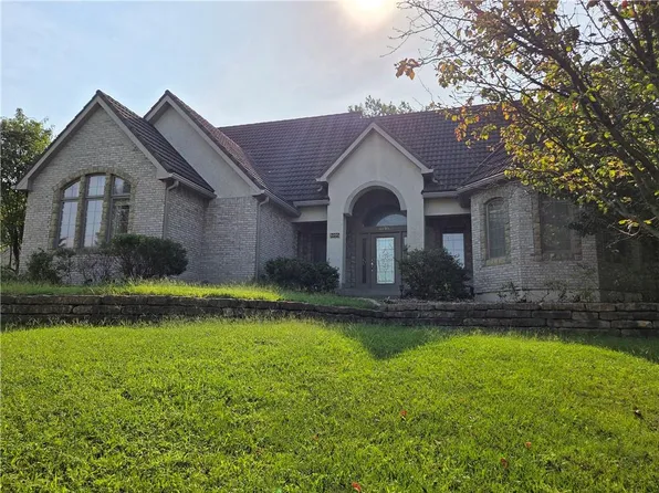 6095 Westwood Ct, Parkville, MO 64152