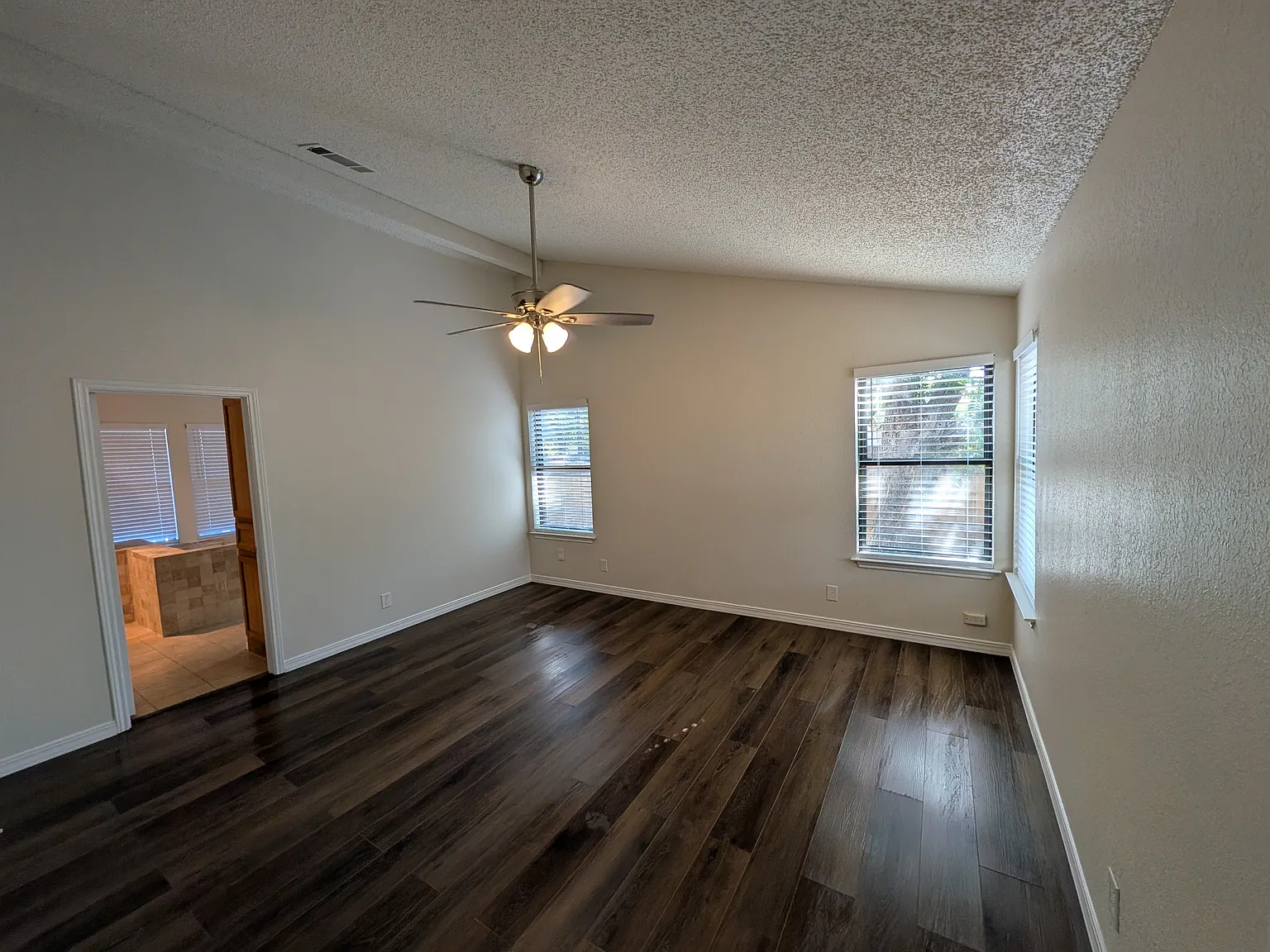 3 bed, 1442 sqft, $1,900 — Photo 4