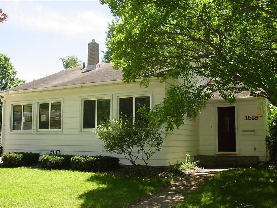 Cute house as seen from the street. Garage is to the left.