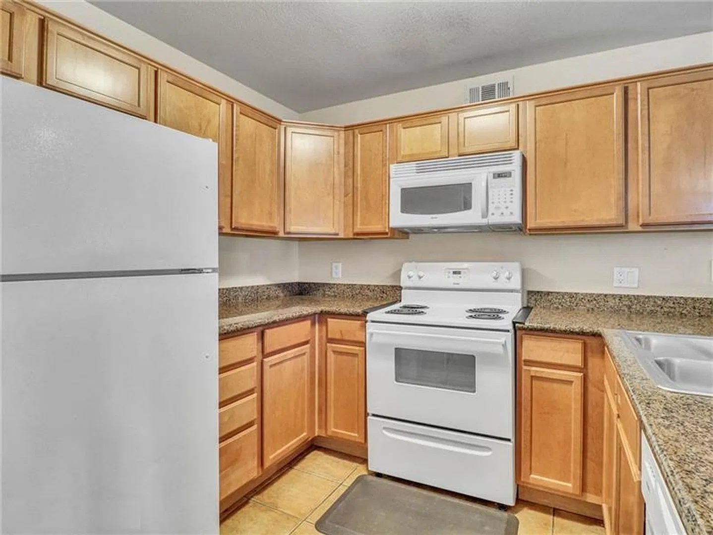 2 Bed 2 Full Bath Bondo On Second Floor Near Pool — Photo 4