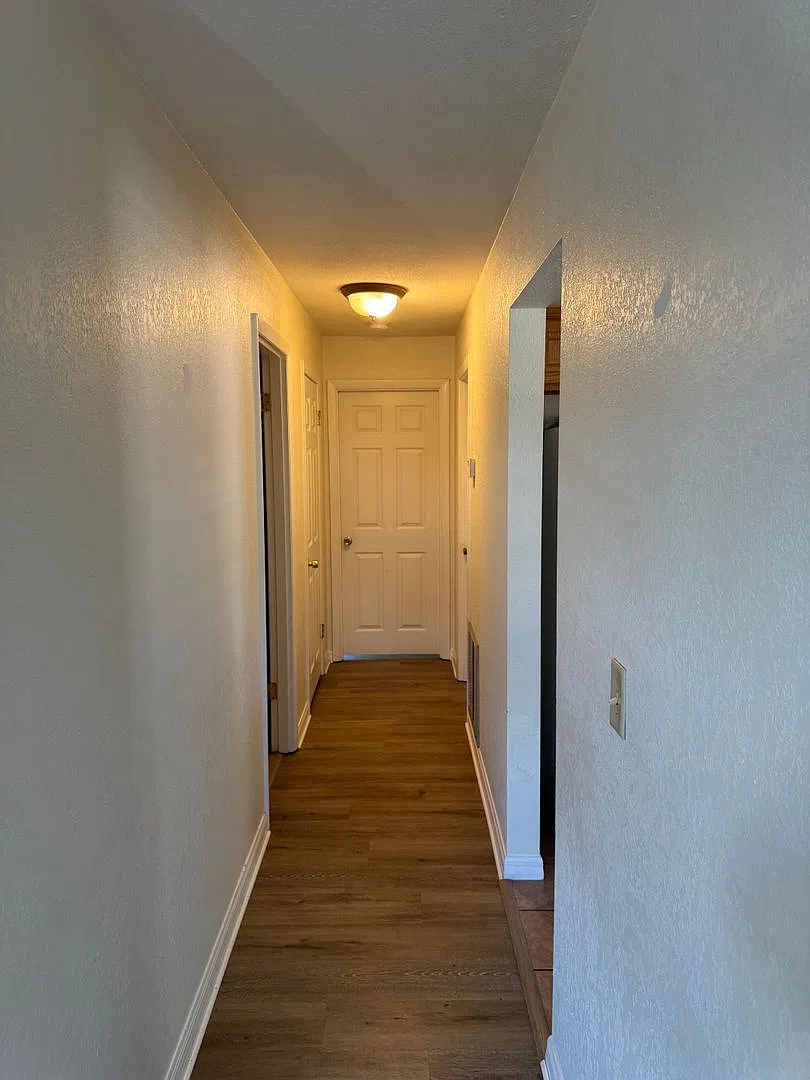 Poolside Apartments — Photo 4