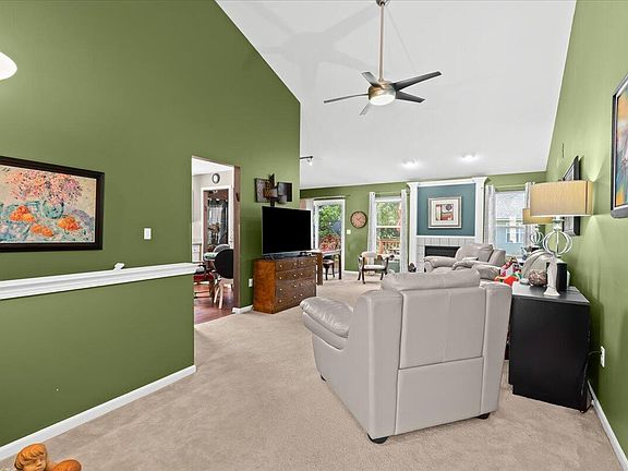 5th image of 384 Woodhaven Dr