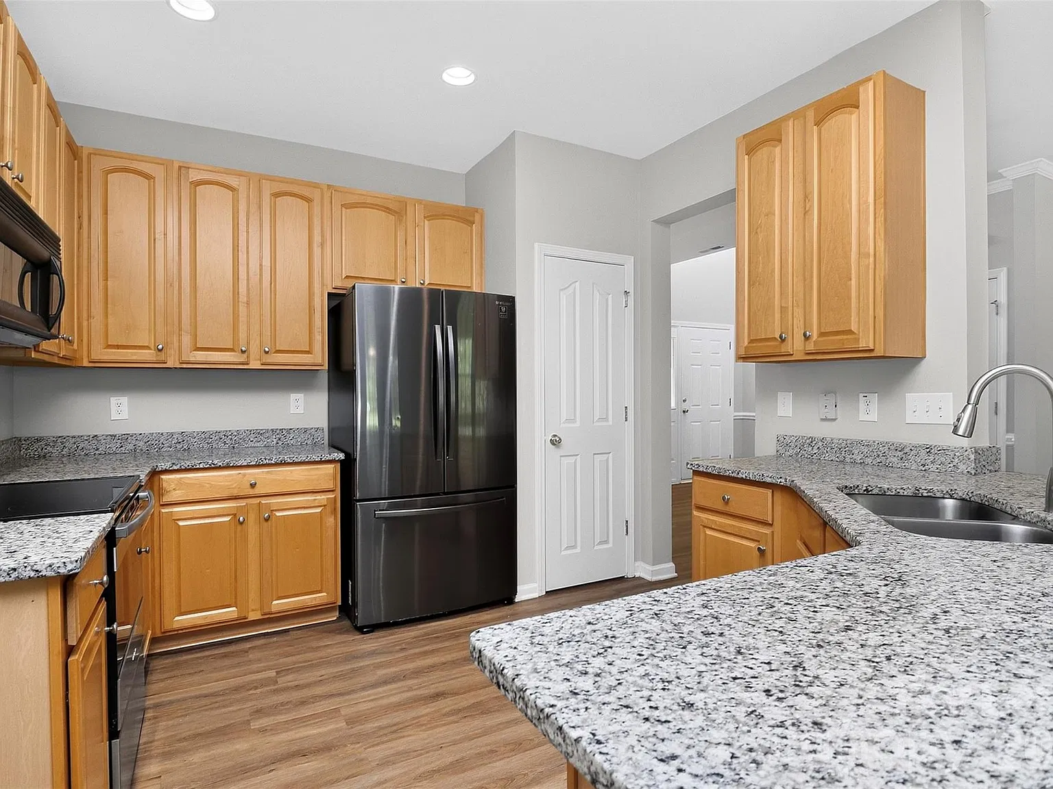 5 bed, 2.5 bath, 2711 sqft, $2,350 — Photo 3