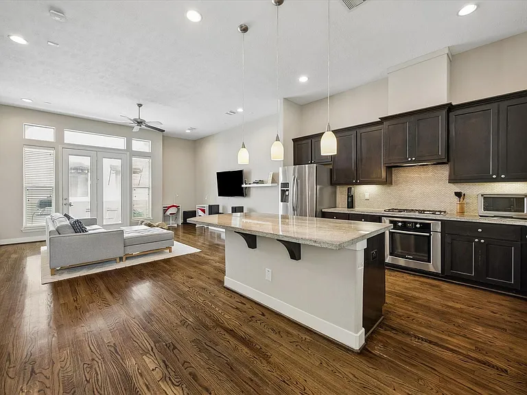 4220 Dickson St — Photo 10