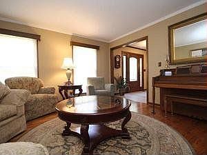 5th image of 821 Glenmore Ct