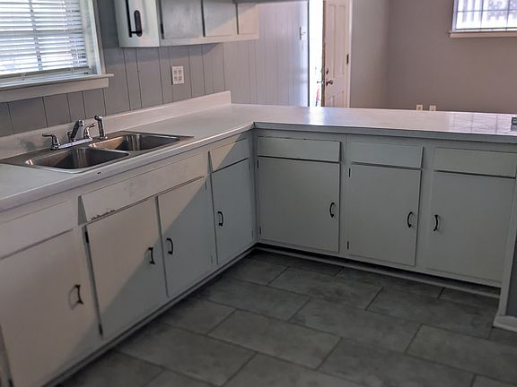 3rd image of 504 Houma Blvd