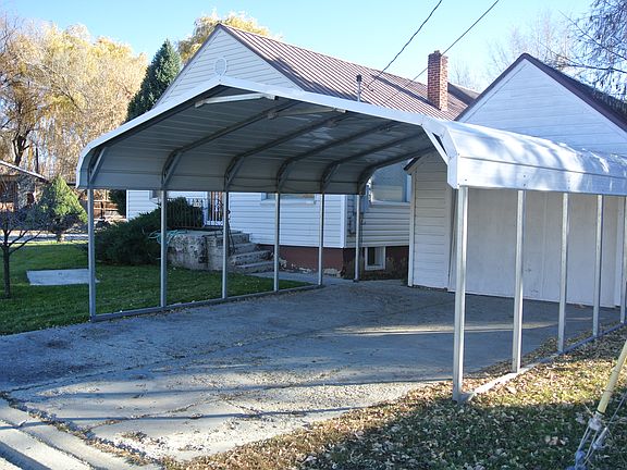 Garage/Carport
