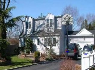 14 Peony Ln, Commack, NY 11725