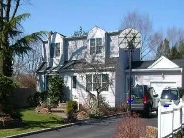 14 Peony Ln, Commack, NY 11725