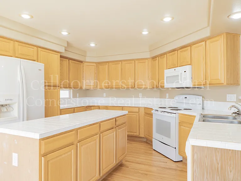 3305 Hollycrest Dr — Photo 6