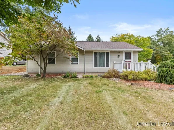 865 Kendalwood St NE, Grand Rapids, MI 49505