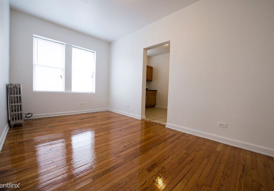 5956 W North Apartments Chicago Living Room_2