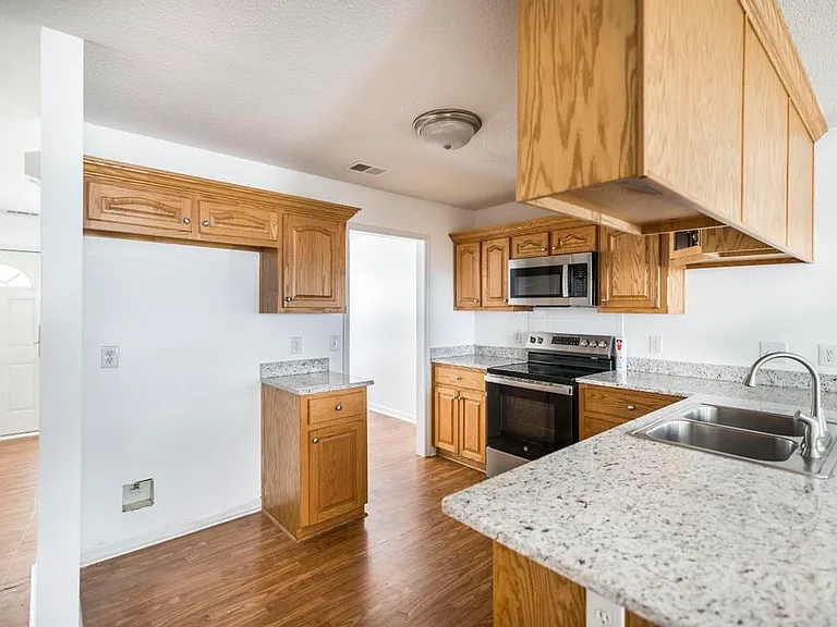 205 Wembley Dr — Photo 10