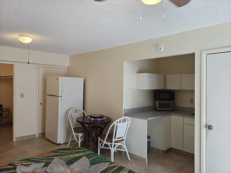 Waikiki Whale Watcher Apartments — Photo 26