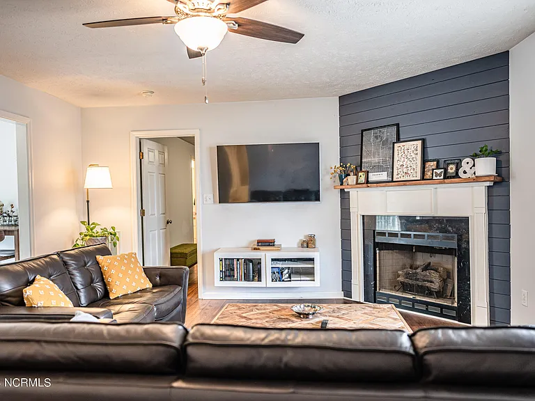 475 Northview Dr — Photo 3