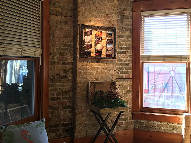 Sharp adjustable track lighting for your art work