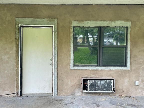 3rd image of 828 Clairmont Rd