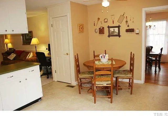 3 bed, 1888 sqft, $2,200 — Photo 4