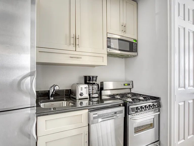 202 E 13th St #2A — Photo 13