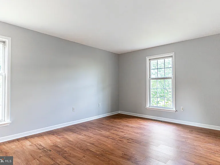 121 Nottingham Ct — Photo 18