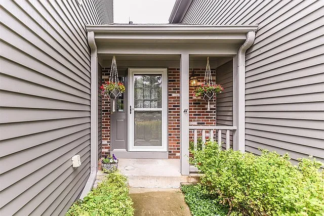 376 Bentley Pl — Photo 2