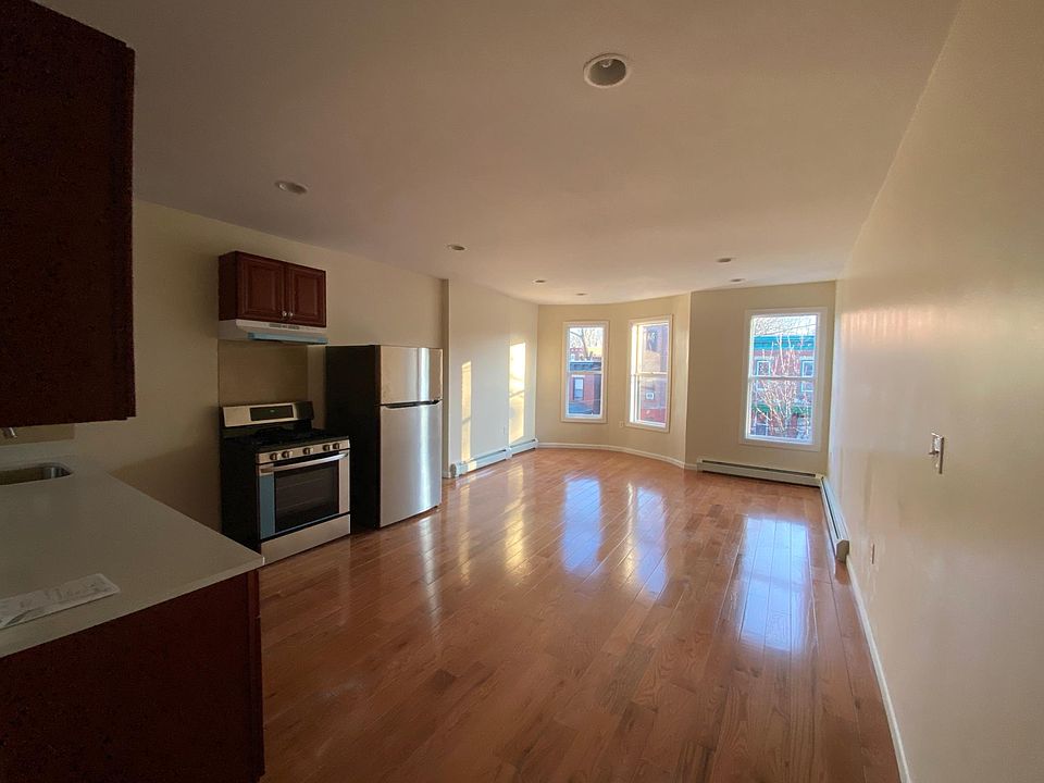 Open floor plan kitchen & living room
