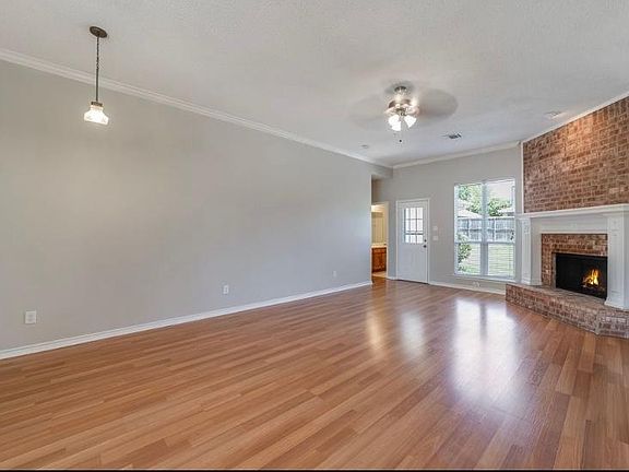 4th image of 1600 Autumn Glen Ct