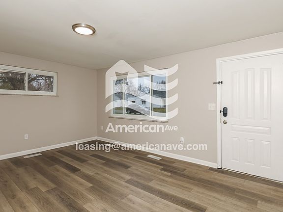 1318177_003_wm_-_living_room_13401128.jpg