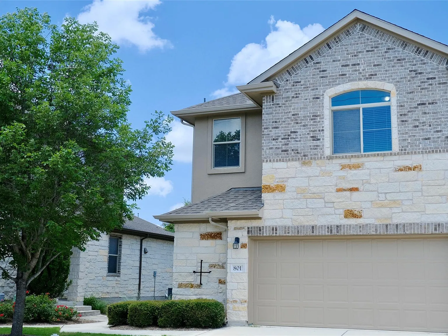 4 bed, 2.5 bath, 2102 sqft, $2,200 — Photo 1