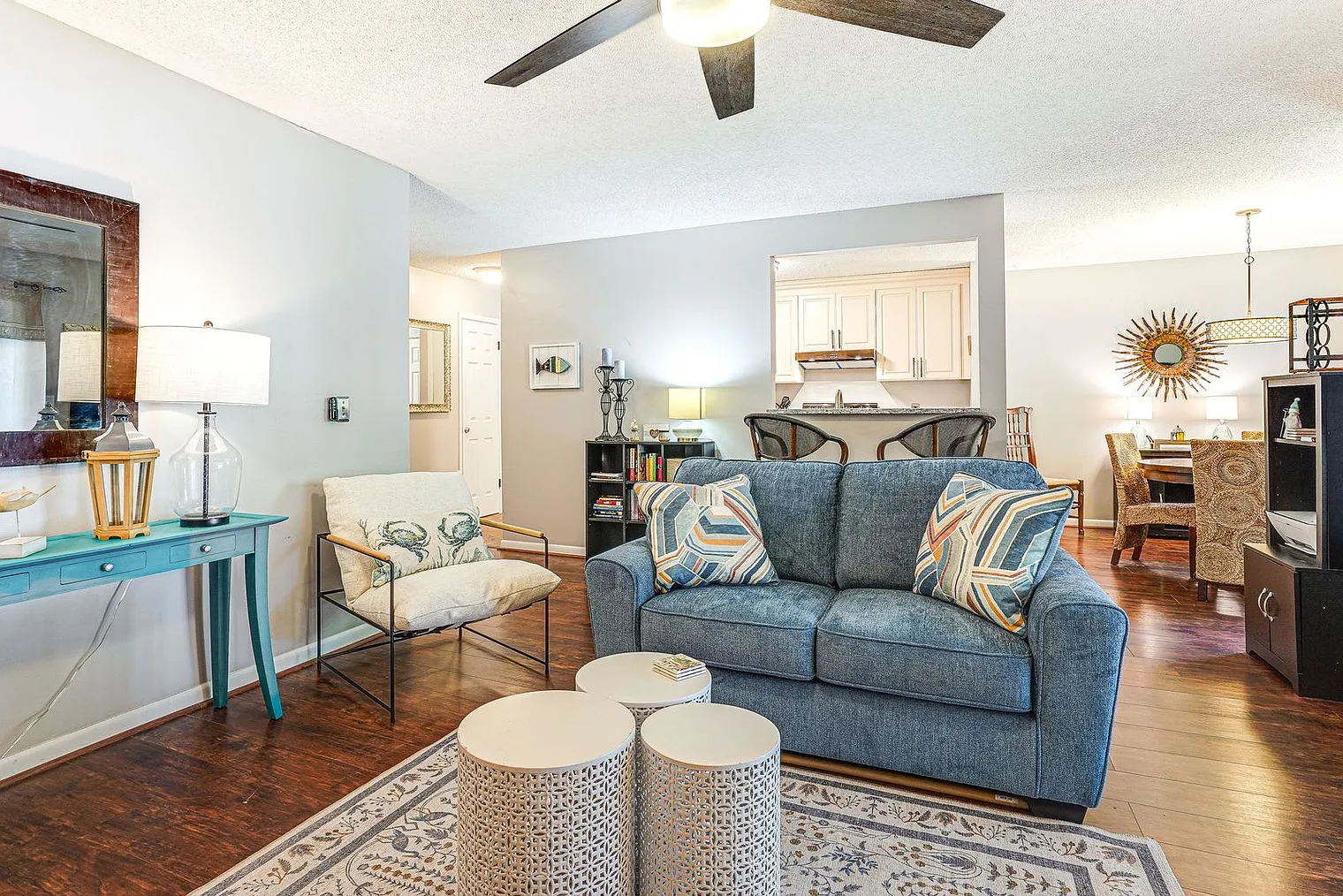2 bed, 2.0 bath, 1054 sqft, $3,128 — Photo 4