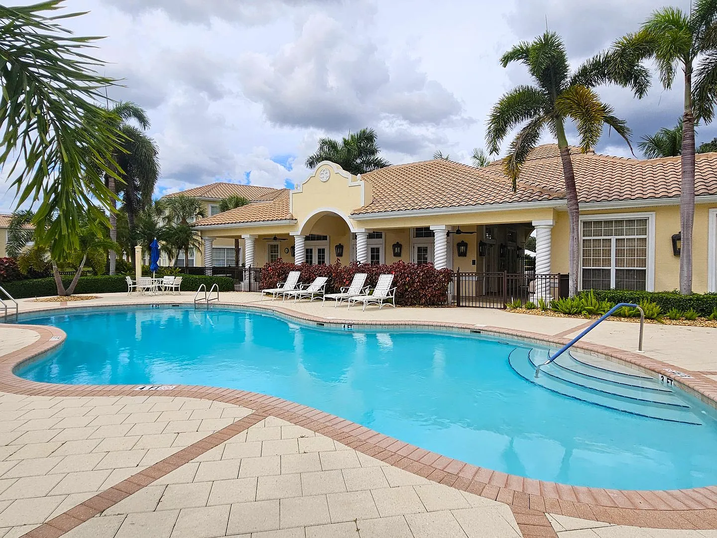 Annual Unfurnished 2 Bedroom 2 Bathroom 1 Car Garage Second Floor Condo in the Triano Community! — Photo 4