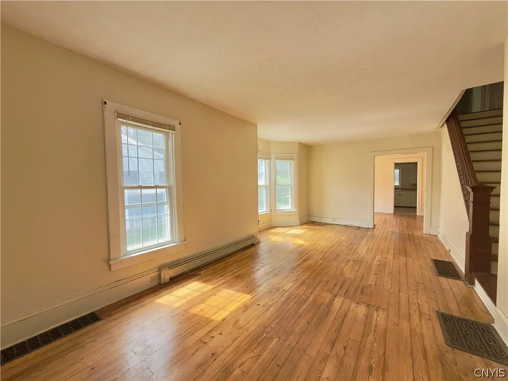 3 bed, 1.5 bath, 1578 sqft, $2,400 — Photo 2