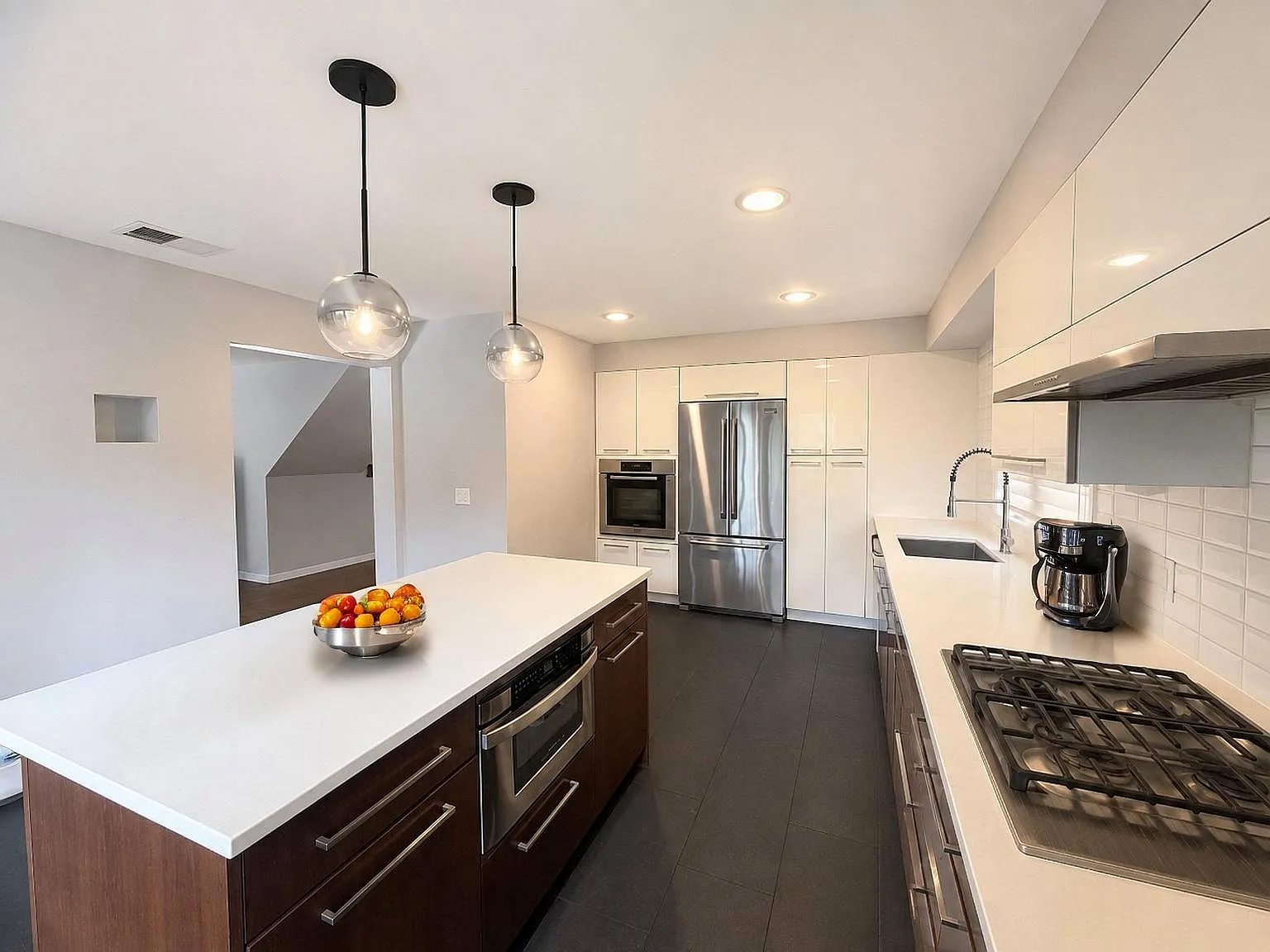 3 bed, 3.5 bath, 2500 sqft, $6,250 — Photo 3