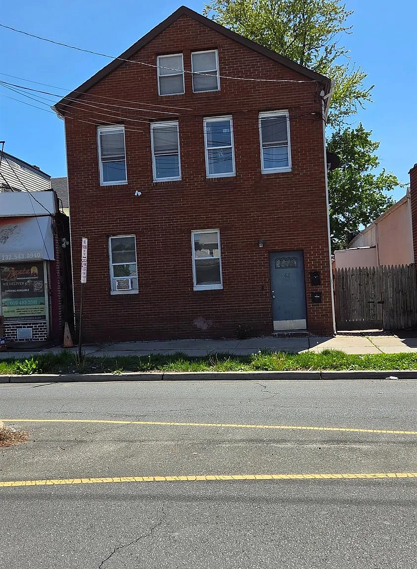 4 bed, 1.0 bath, $2,000 — Photo 1