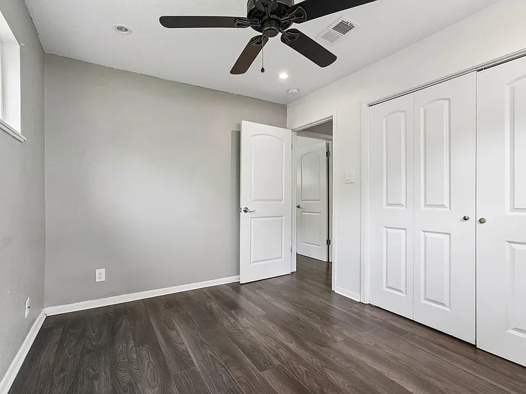 4523 Avenue H #B — Photo 17