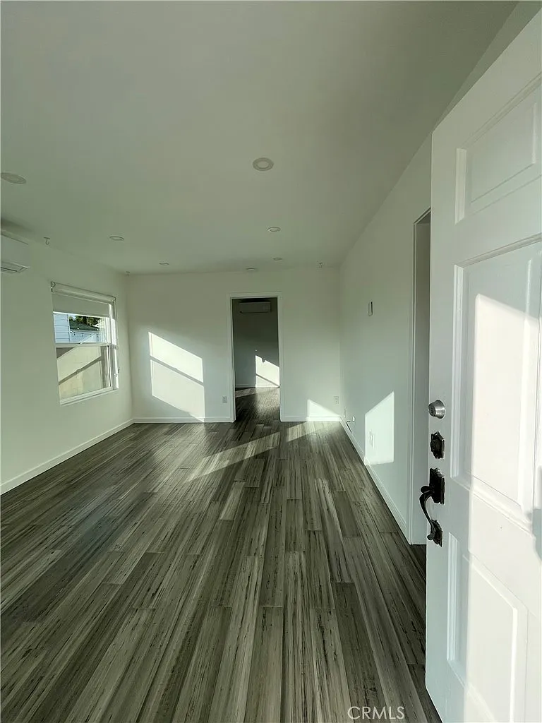 1 bed, 550 sqft, $2,100 — Photo 2