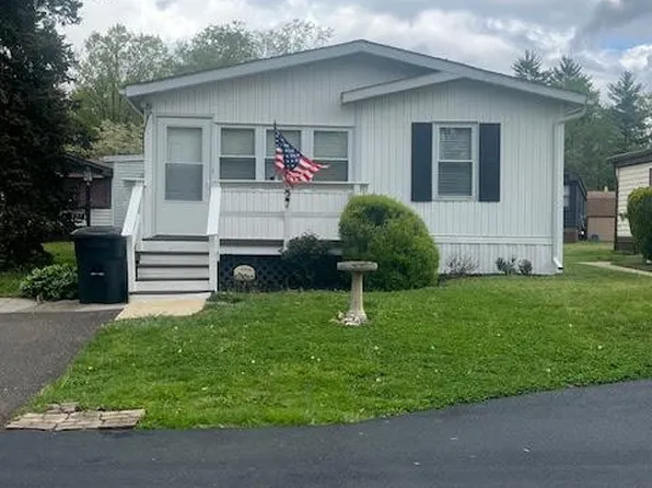 527 Ramblewood Ln, North Wales, PA 19454