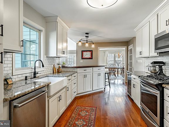 4th image of 98 Aspen Dr