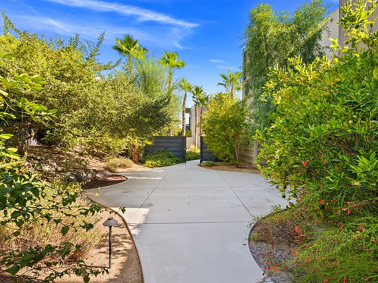 110 The Riv — Photo 4