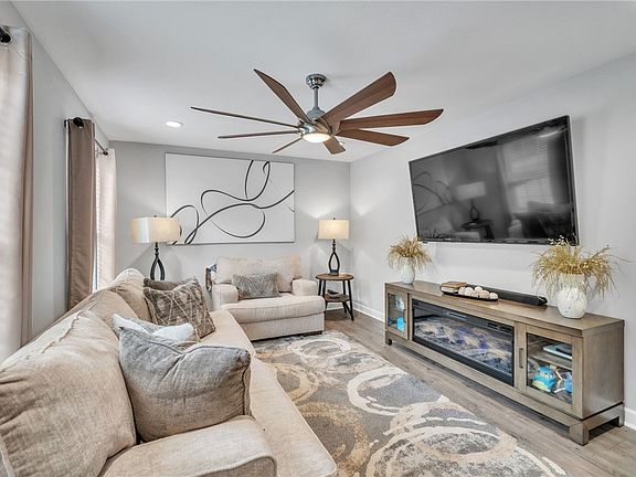 3rd image of 208 Woodland Dr