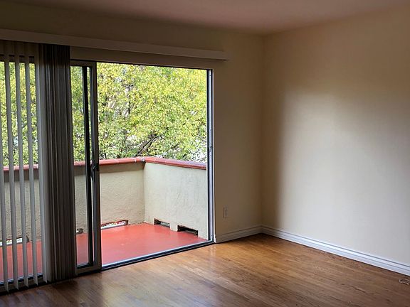 4th image of 902 Washington Ave APT C