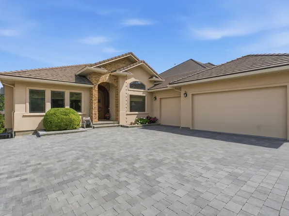 2109 Capistrano Dr, Kelowna, BC V1V 2N1