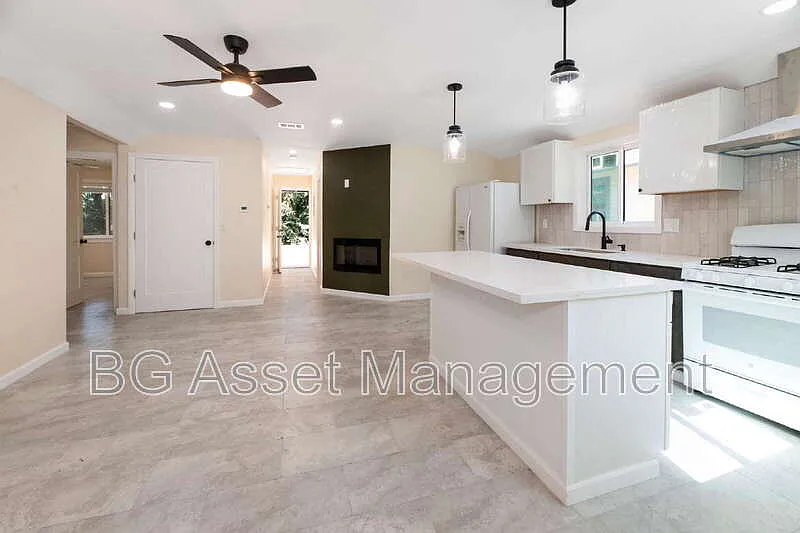 3 bed, 2.0 bath, 1000 sqft, $3,150 — Photo 2
