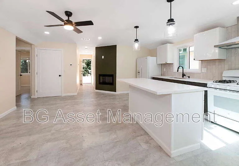 2807 Sabral Cir — Photo 2