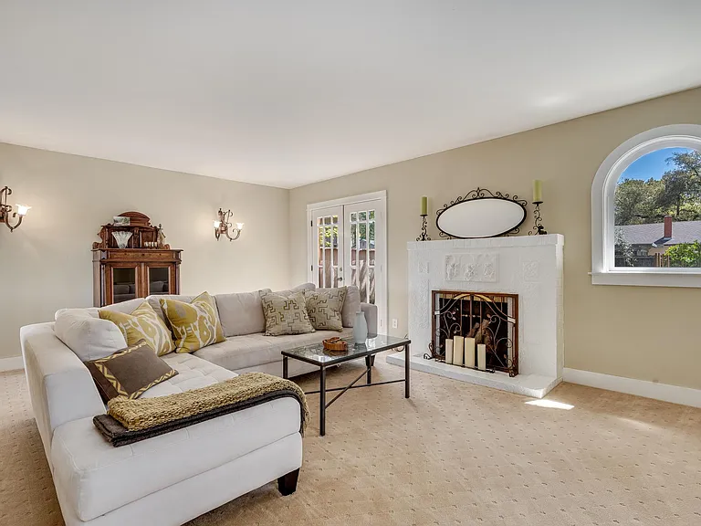 1398 Community Dr — Photo 22