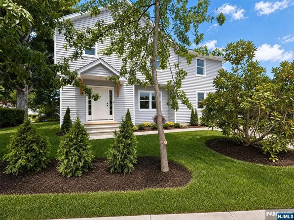 3 Grove St, Waldwick, NJ 07463