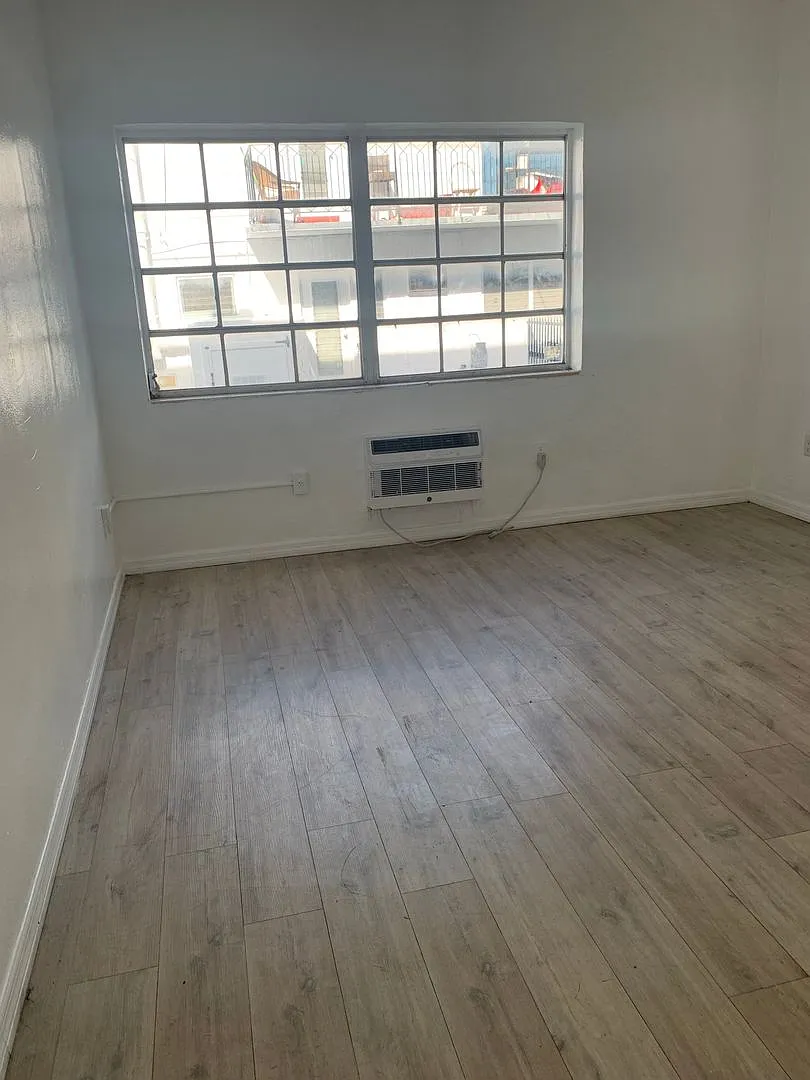 Charming 2 Bed / 2 Bath Near Flamingo Park — Photo 3