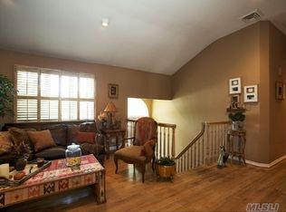 123 Cow Neck Rd, Port Washington, NY 11050